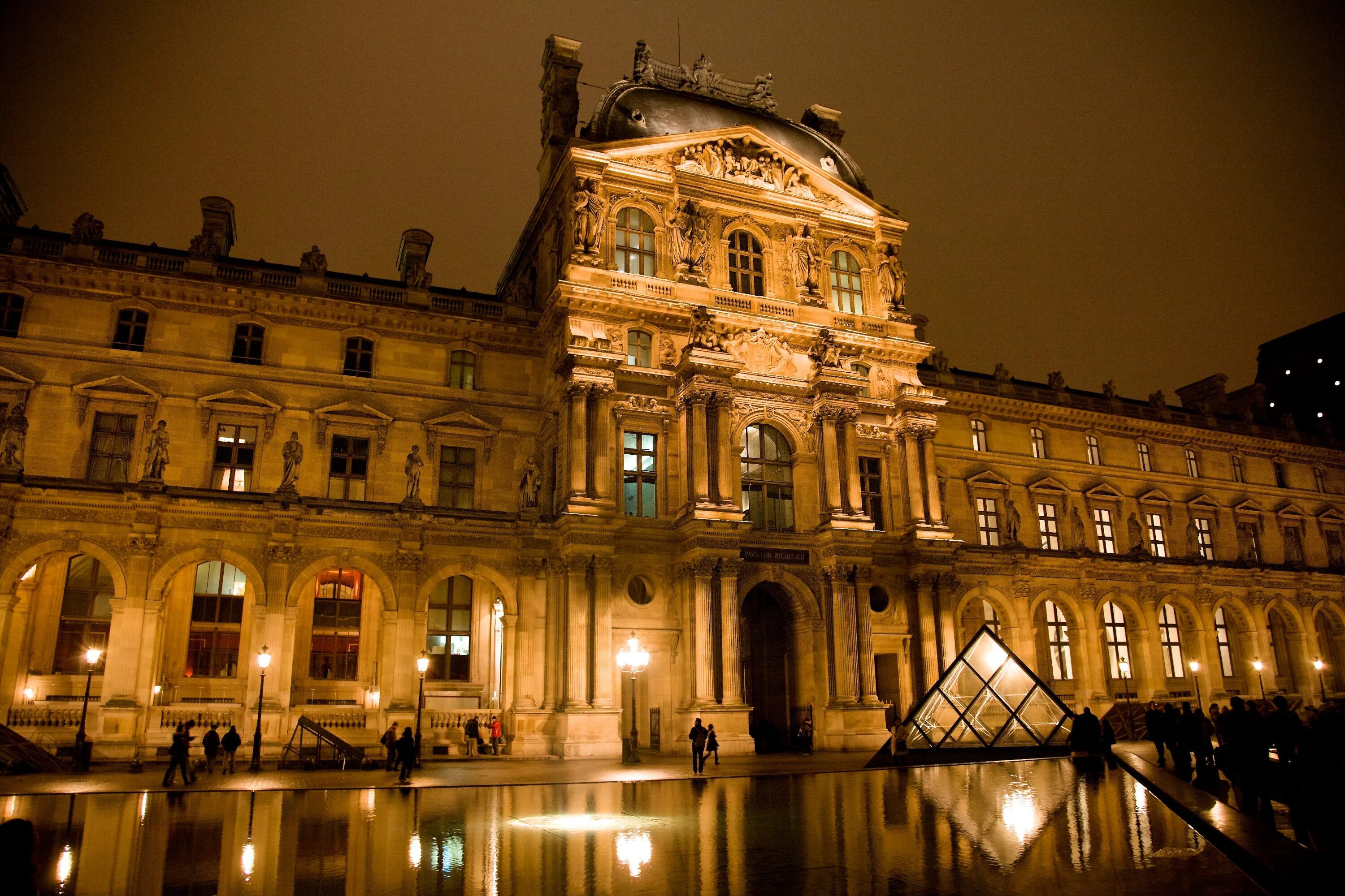 Musee louvre. Музеи. Лувр. Париж. Лувр Франция. Лувр дворец. Музей Лувра в Париже.