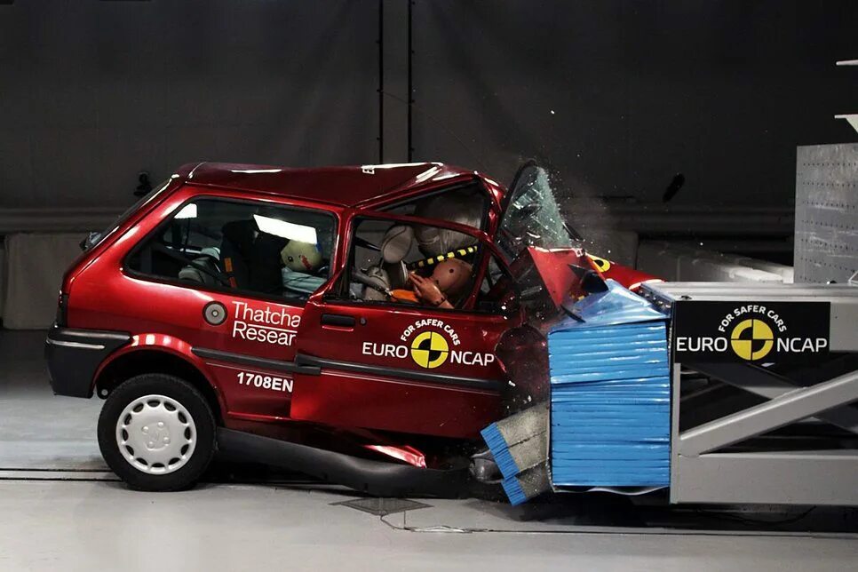 Краш тест машин. Краш-тест автомобиль. краш тест rover 100. euro ncap. испытания безопасности автомобиля.