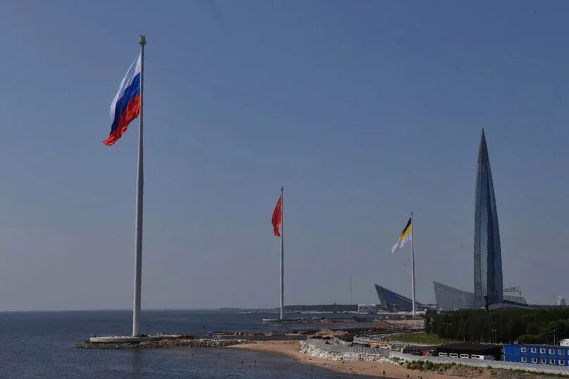 Подняты флаги в петербурге