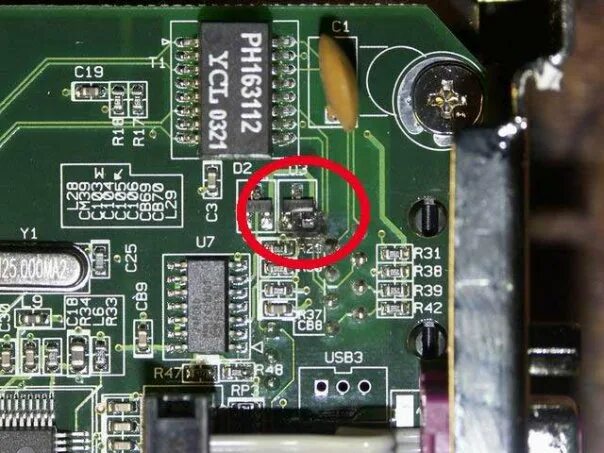 Сгоревшая плата усилителя звука. Сгоревший усилитель. Горит транзистор. Перегоревшая микросхема. Сгоревший транзистор.