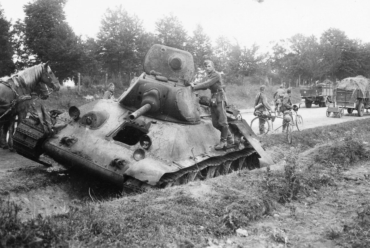 Дубно сражение 1941. Подбитые танки т34-76 в 1941 году. т 34 76 1940. т-34 1941-1945. дубно 1941 величайшее танковое сражение.