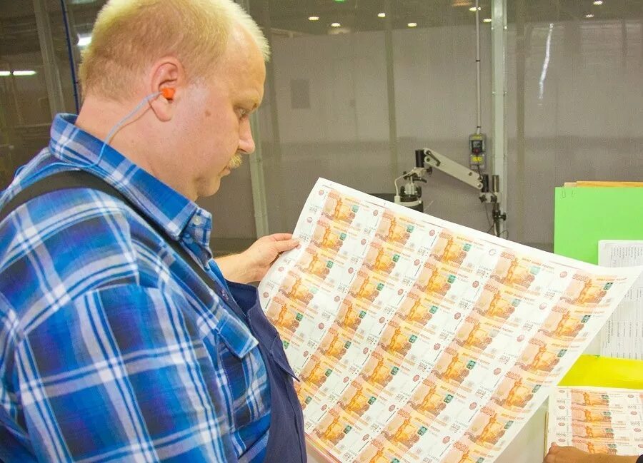 печатный станок гознак. люди которые печатают деньги. люди которые печатают деньги. гознак печать денег. печать денег на заводе.