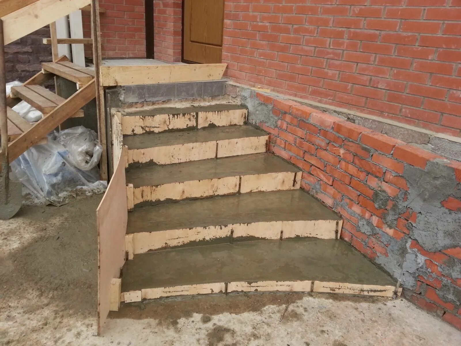 Как сделать крыльцо из бетона. Ступеньки для крыльца. Ступеньки из кирпича. Лестница на крыльцо из бетона. Монолитная лестница крыльца.