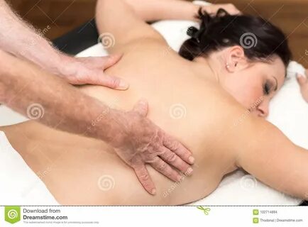 Мужские руки делая задний массаж. иллюстрации. 