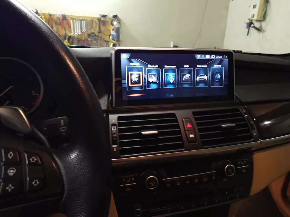 Е70 андроид магнитола. Монитор бмв х5 е70. магнитола андроид bmw x5 e70. монитор bmw x6 e71. монитор bmw e70.