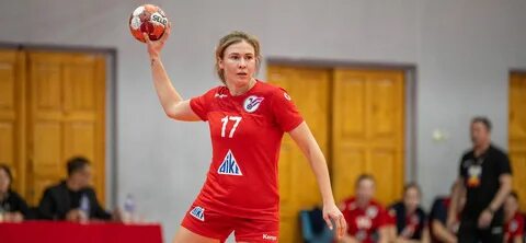 Университеттегі жалаңаш Лилия суреті