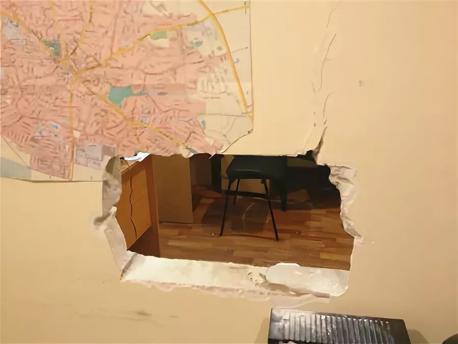 Пролом в кирпичной стене. Брешь в стене. Дыра в стене ростов. Дыра в стене ростов. Мяч в стене с трещинами.