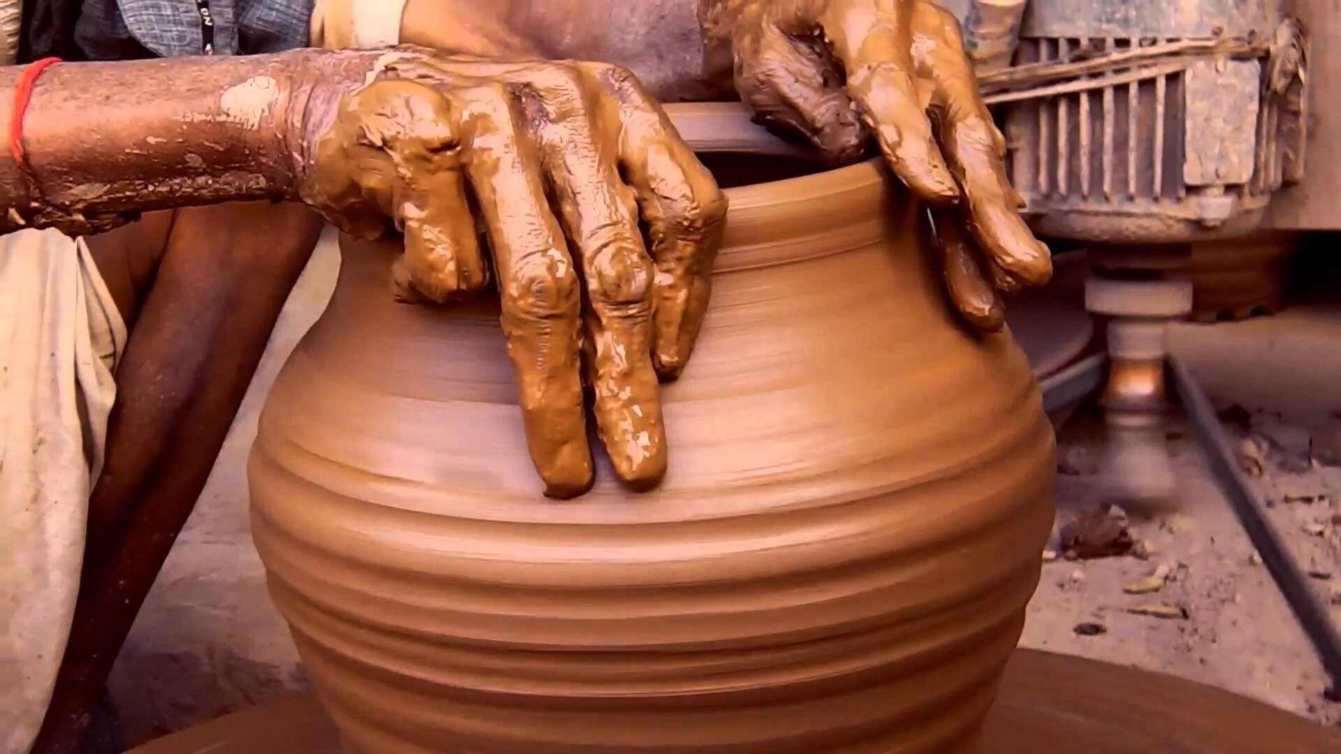 Make clay. Clay pot. деревенские глиняные горшки. замуровывали детей в глиняные горшки. глиняный горшок в руках.