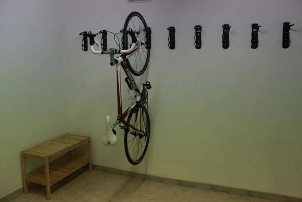 Можно ли хранить на лестничной площадке. Крепление для велосипеда в подъезде. Хранение велосипеда в подъезде. Хранение велосипеда на стене. Крепление для велосипеда на стену.