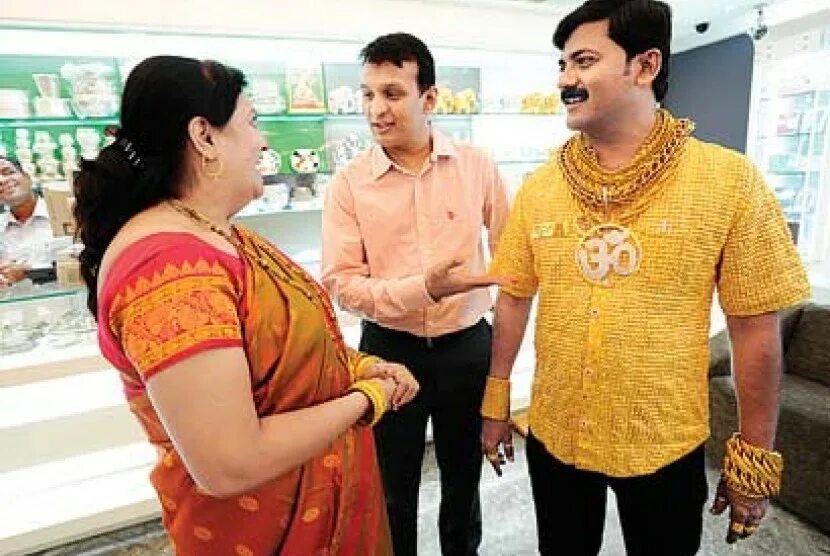 богатый индус в золоте. индус в золоте. датта фуге. индийская рубашка. индус в золотой рубашке.