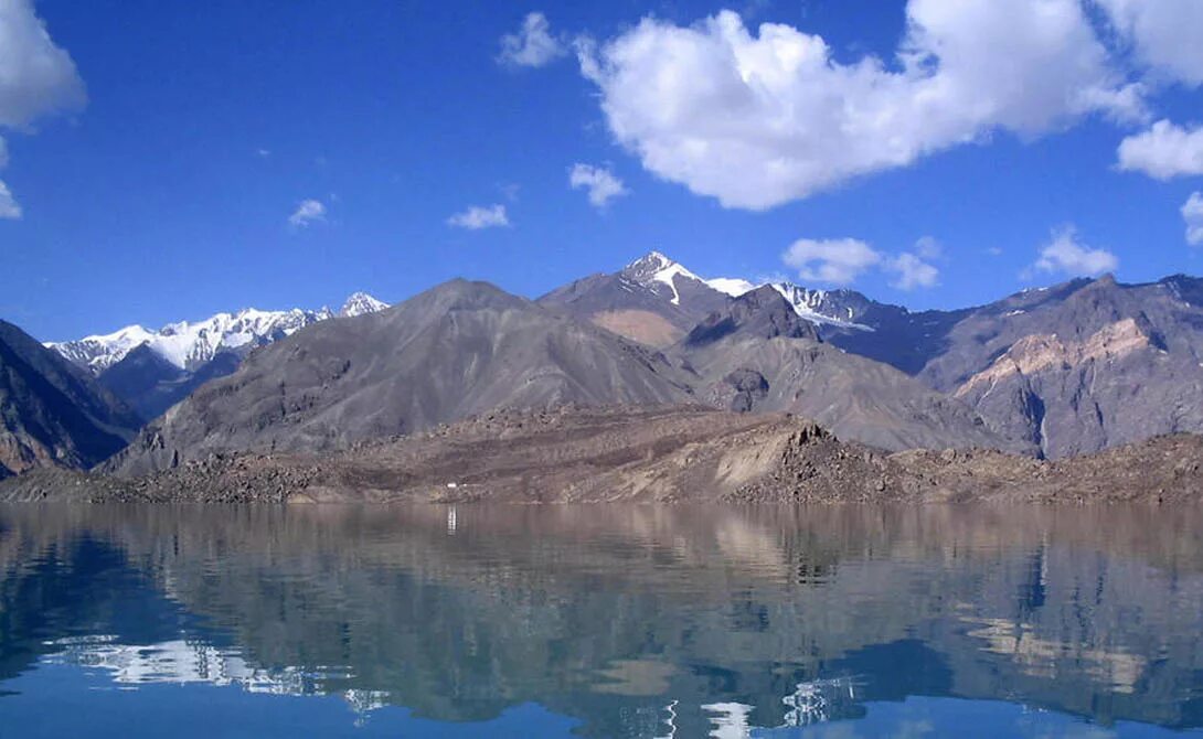 Озера Сарез в памире. Озеро Сарез в Таджикистане. Кули Сарез Памир. Таджикский национальный парк «горы Памира» (Таджикистан).