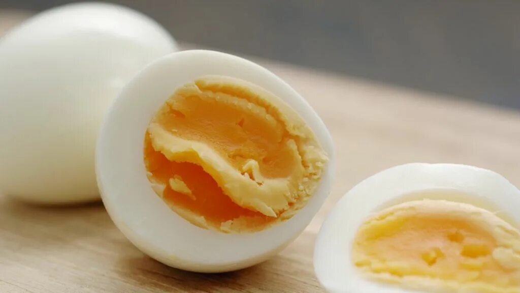 Вареные яйца. Яичный желток. Яичный желток вареный. Яйцо отварное.