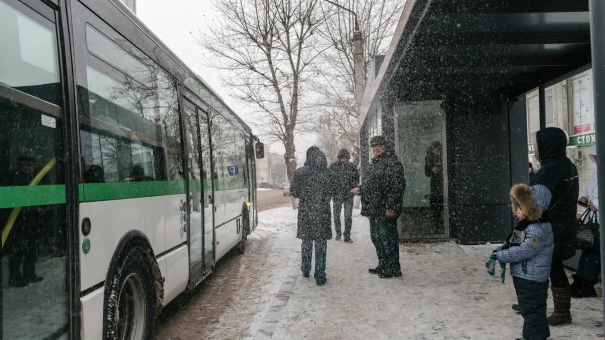 Проезд автобусом астана. 2 Автобусный парк Астана. Ждать автобус. Автобус Казахстан. Транспортный коллапс.