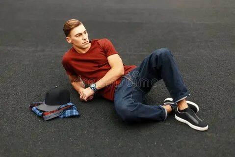 Мужчина расстегивает