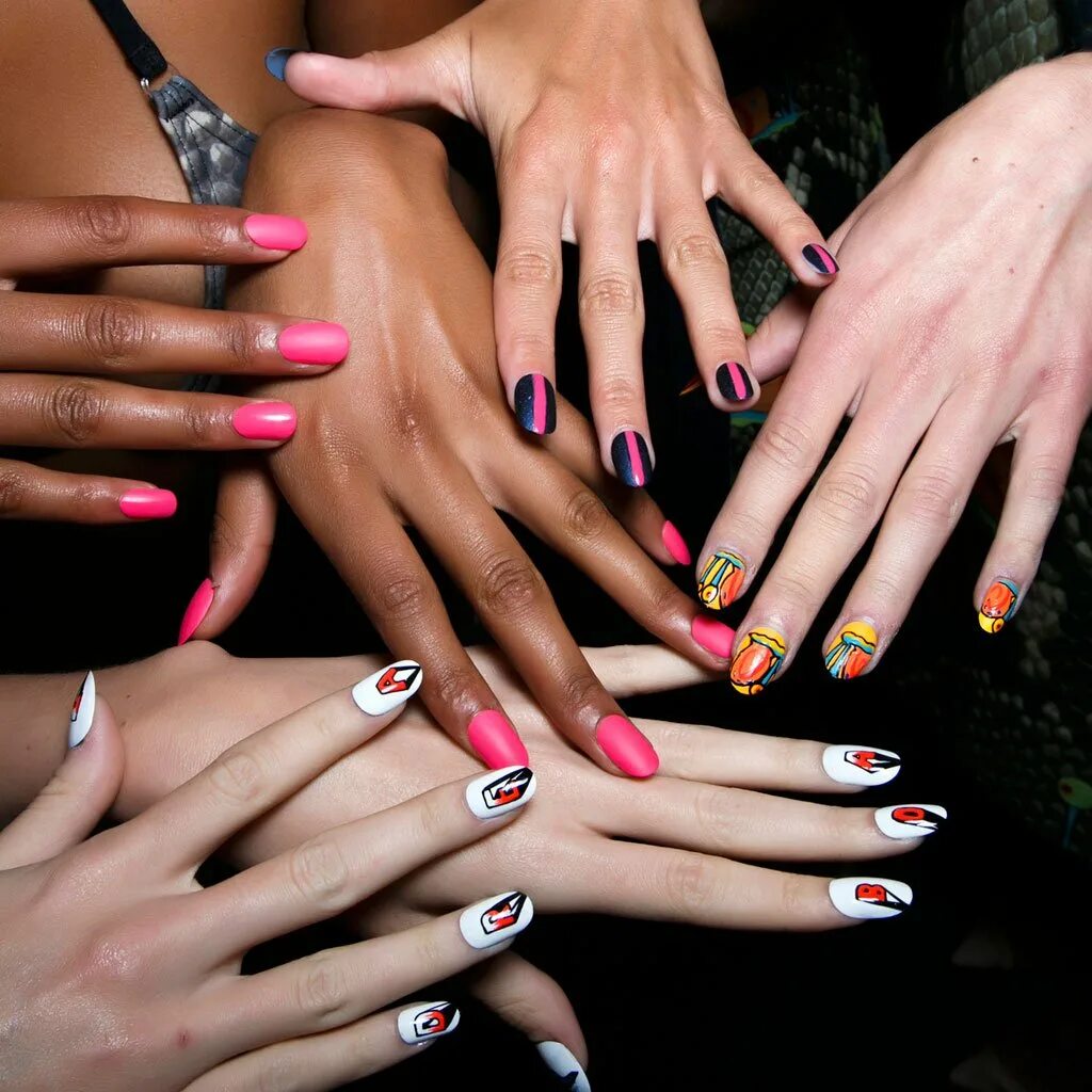 Маникюр разные руки. Маникюр две руки разного цвета. Маникюр разноцветные ногти. Маникюр двух цветов на разных руках. Ногти разного цвета.