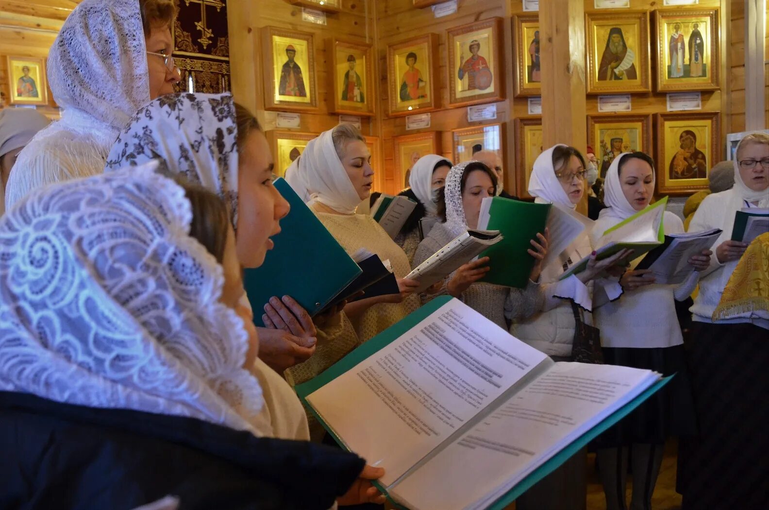 Ермоген зюзино. Народный хор в храме. Народная литургия. Храм св Ермогена в Зюзино. Церковь Ермогена Симферопольский бульвар.