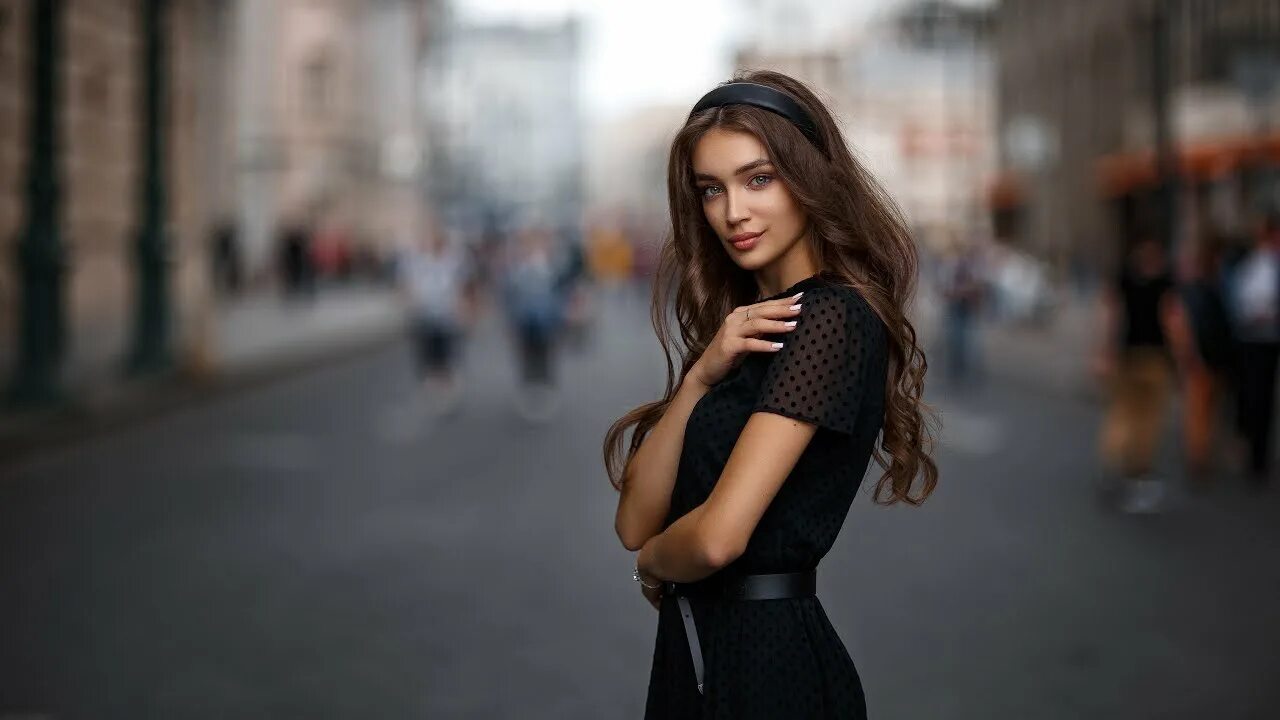 Красивая женщина на улице. Красивые девушки на улице. Красивые девушки на улице. Фото улицы. Красивая женщина на улице.