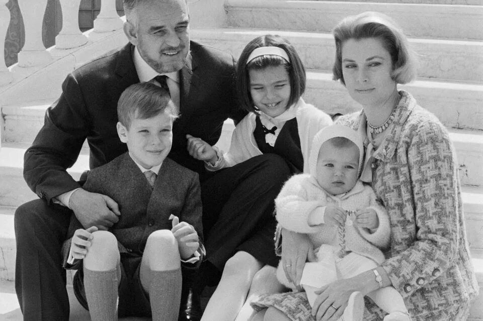 Дети грейс келли. Грейс Келли с детьми. Королевская семья Монако Грейс Келли. Грейс Келли с мужем и детьми. Внуки Грейс Келли.