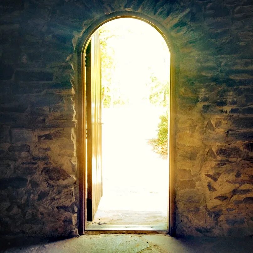Открытой двери звуковая. Открытая дверь. Полуоткрытая дверь. Свет из дверного проема. Приоткрытая дверь.