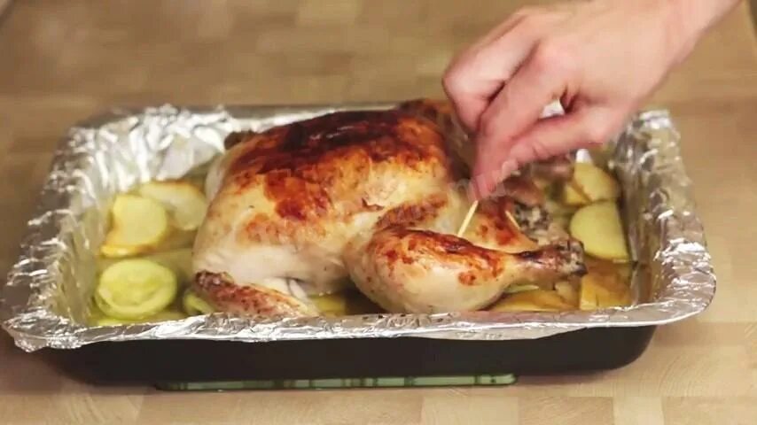 Как приготовить курицу в духовке без фольги. Курица с лимоном в духовке. курица в фольге в духовке целиком. курица в лимонном соке в духовке. курица в духовке в фольге морковка лук лимон.