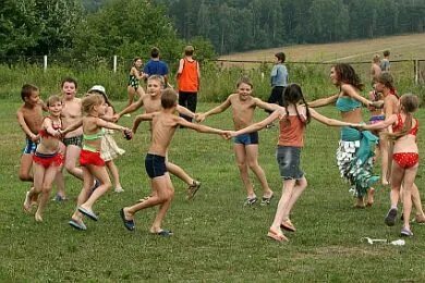 Народная игра цепи кованые. Спортивные эстафеты на улице. Командные игры для детей на улице летом. Лагерь best friends. Коллективные игры для детей на улице.