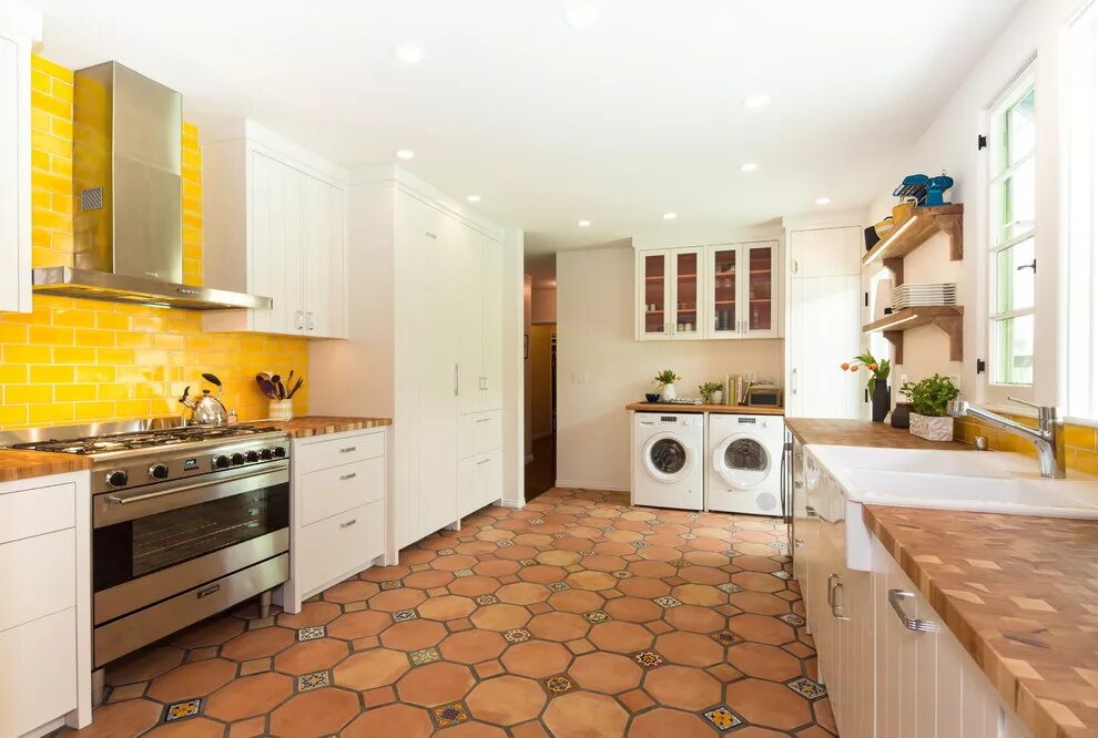 Плитка в интерьере кухни. Желтая плитка для кухни. Желтая плитка в интерьере кухни. Сочетание плитки на кухне. Плитка на кухне в квартире.