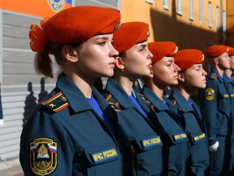 Девушки в форме мчс. Парадная форма мчс девушки. Форма мчс женская. Парадная форма курсантов мчс. В мчс берут девушек.