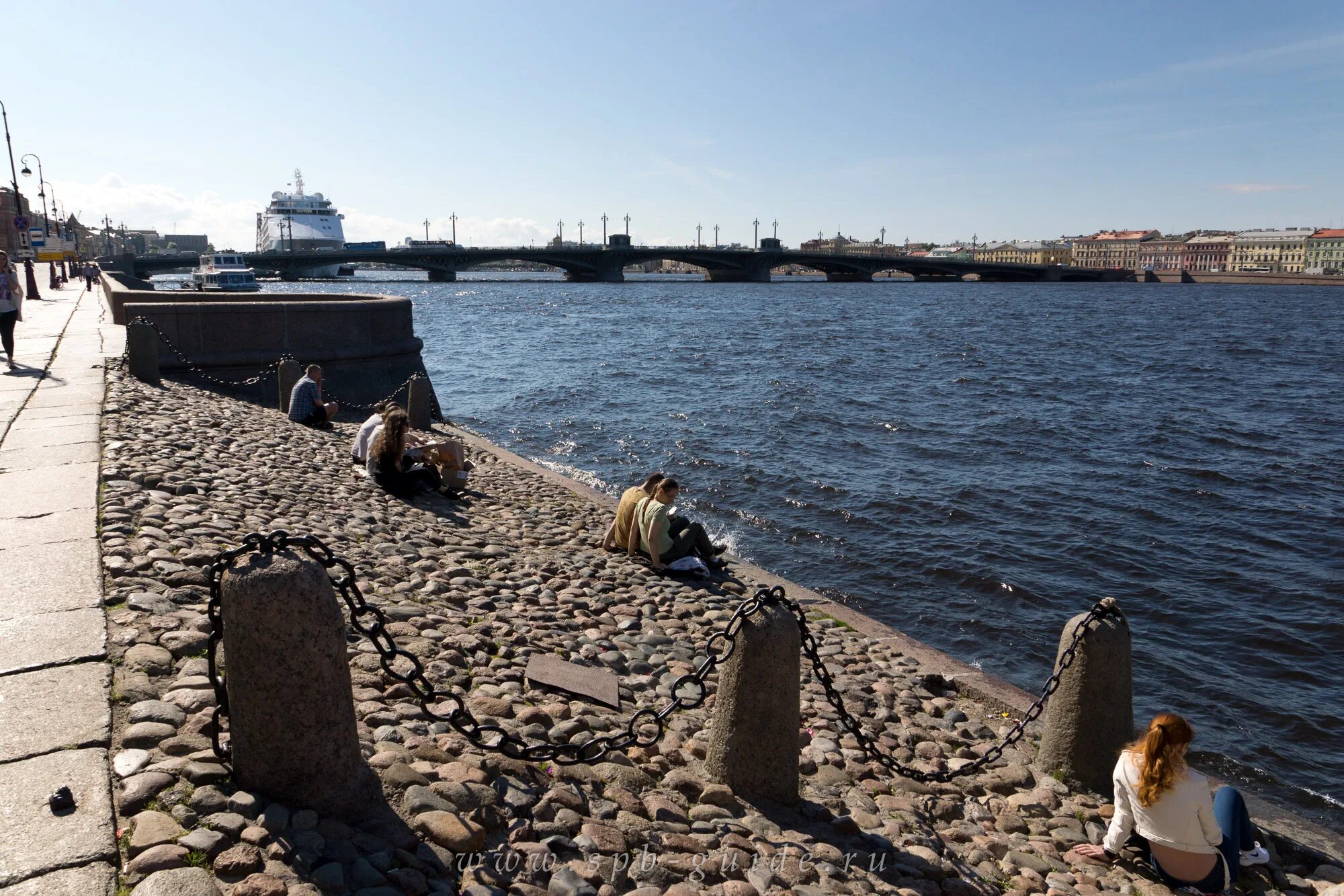 На реке неве на воде. Береговой гранит реки Невы. Берег Невы в Питере. Река Нева берег. Питер спуск к Неве.