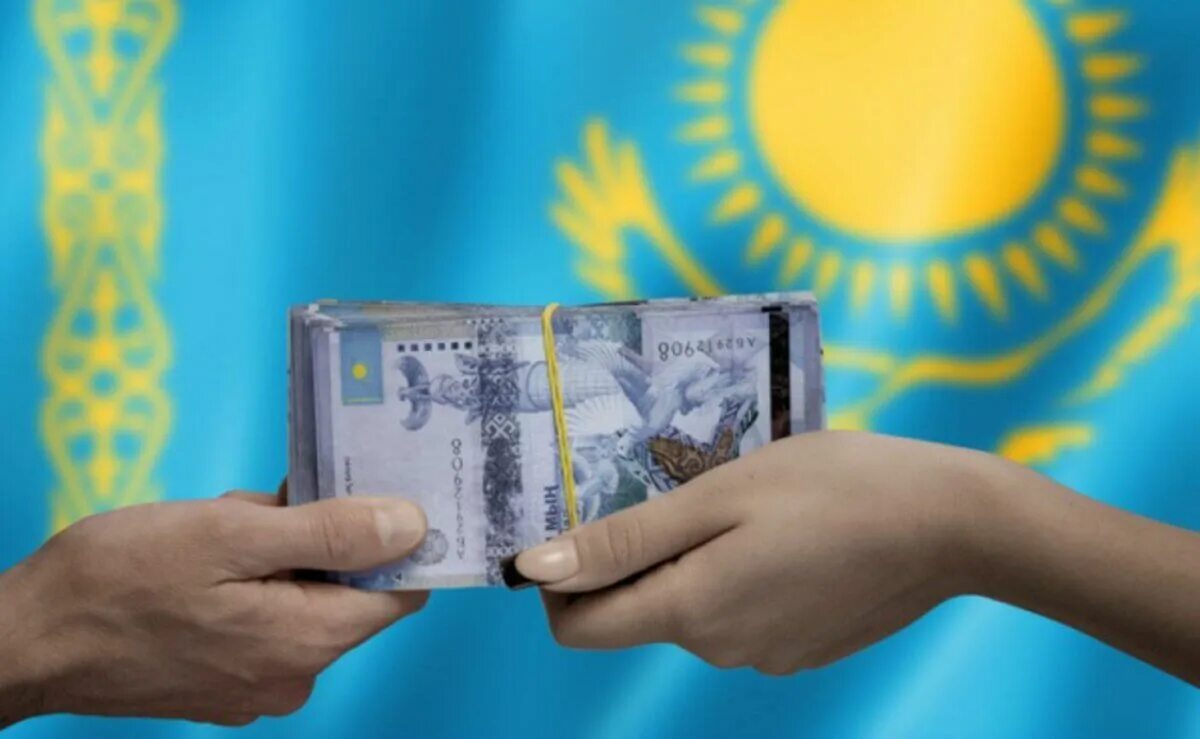 Деньги Казахстана. Деньги тенге. Деньги Казахстана в руках. Тенге и флаг Казахстана. Ақша алу