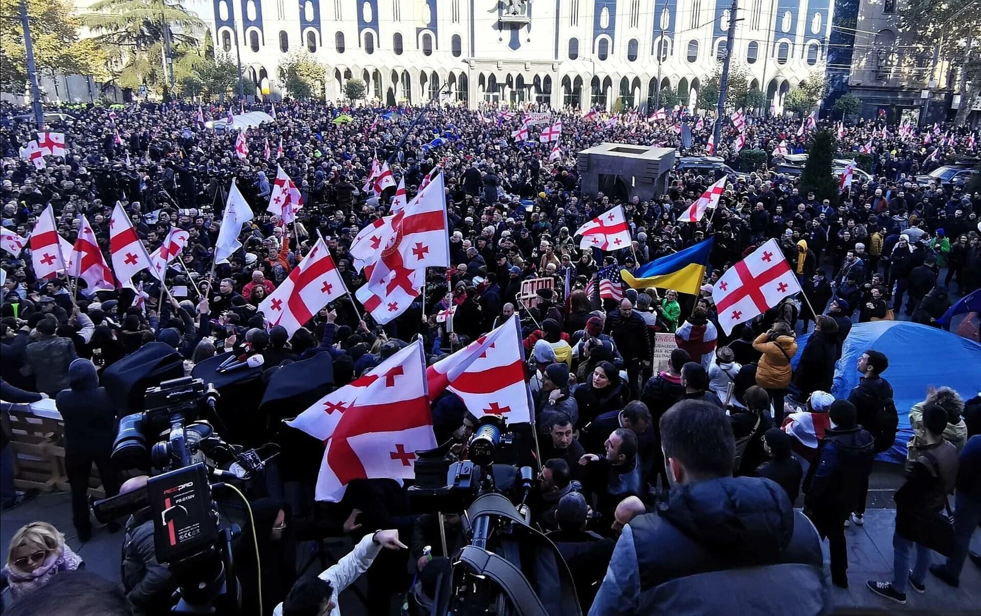 Протесты с Тбилиси 2007. Парламент Грузии митинги. Тбилиси парламент митинг. Тбилиси парламент протесты. Грузия события сегодня свежие новости