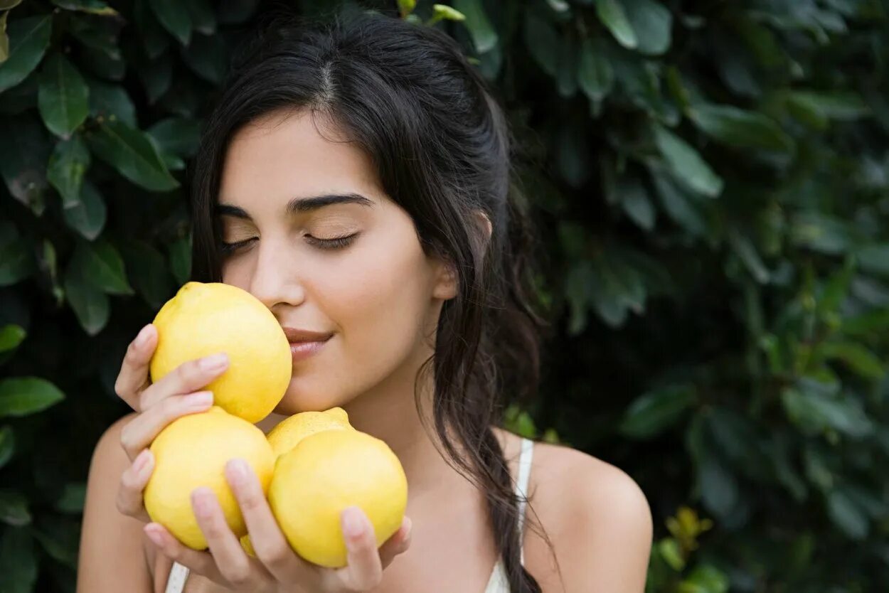 Приятно пахнет дома. Лимон. Девушка с лимоном. Фотосессия с лимонами. Фотосессия с лимонами девушка.