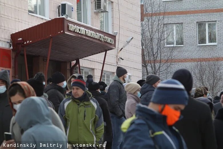 Кировский районный суд томск сайт. Кировский районный суд Томск. Томичи богатые депутаты. Депутат томичей в Рославле. Цветы у здания суда Томск.