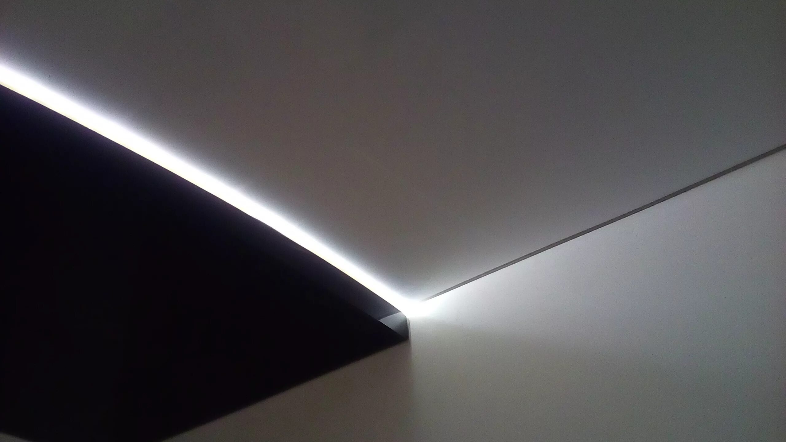 парящий потолок без подсвет. парящий потолок без подсветки. подвесной потолок без светодиодной ленты. парящий потолок без подсветки. контурное освещение натяжного потолка.