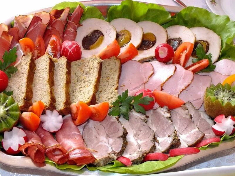 Нарезки сборниках. Мясная нарезка. Нарезки сборниках. Мясное ассорти. Красивая нарезка колбасы и сыра на праздничный стол.