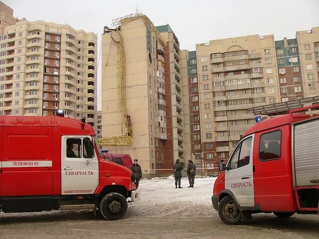 Упал кран в питере. Камышовая упал кран. падение башенного крана камышовая улица. падение крана на камышовой улице 2007 год. упал кран в санкт-петербурге на камышовой.