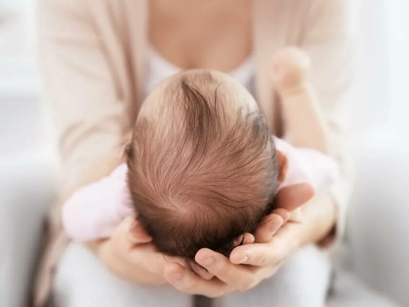 запах головы у ребенка. гнейс и себорейный дерматит. запах головы у ребенка. родники у новорожденнх. молочные корочки у младенцев.