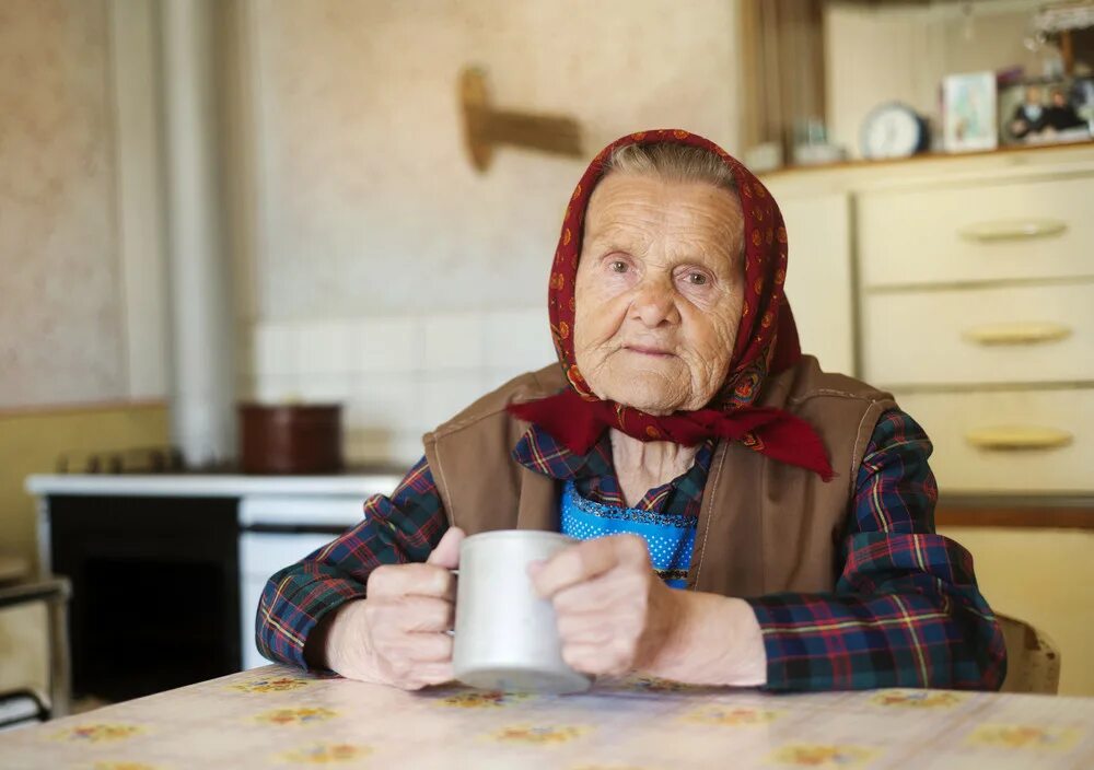 She was very old. Старушка на кухне. Пожилая женщина на кухне. Пожилая женщина на кухне в деревне. Старушка умная на кухне.