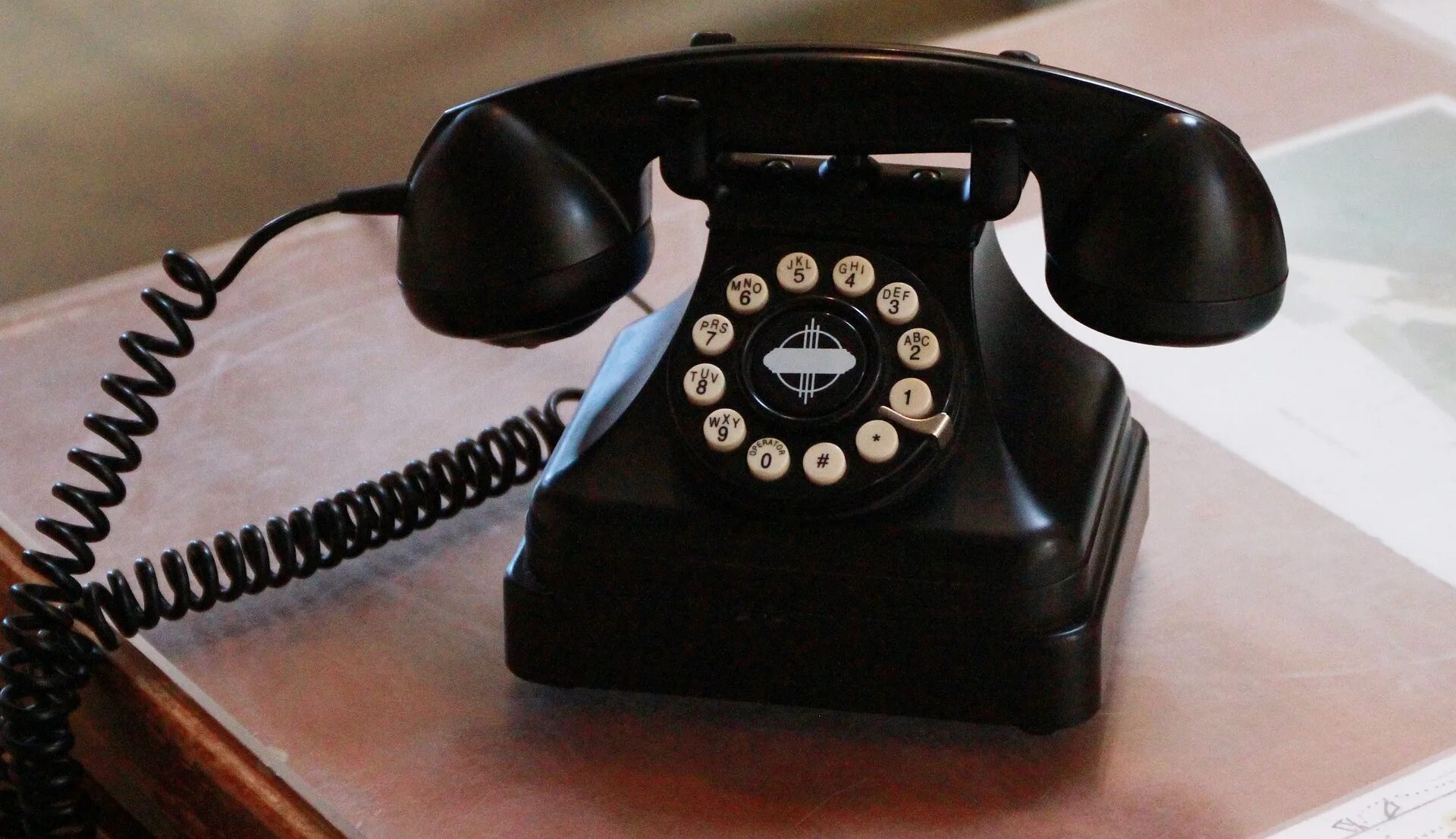 Стационарная картинка. Старый телефон. Стационарный телефон. Стационарный телефон старый. Первый стационарный телефон.