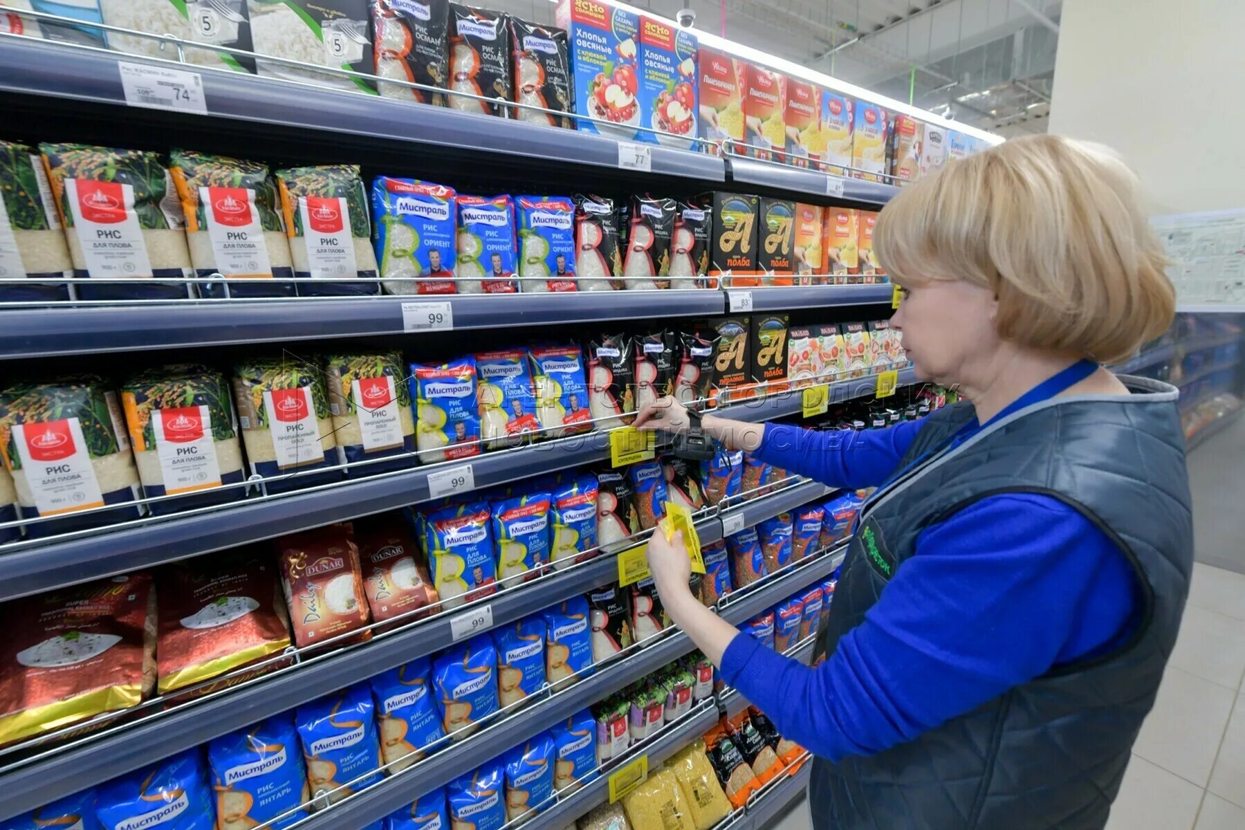 Полки для продуктового магазина. Просроченные продукты. Прилавок с продуктами. Магазины отечественных продуктов. Полки с продуктами.