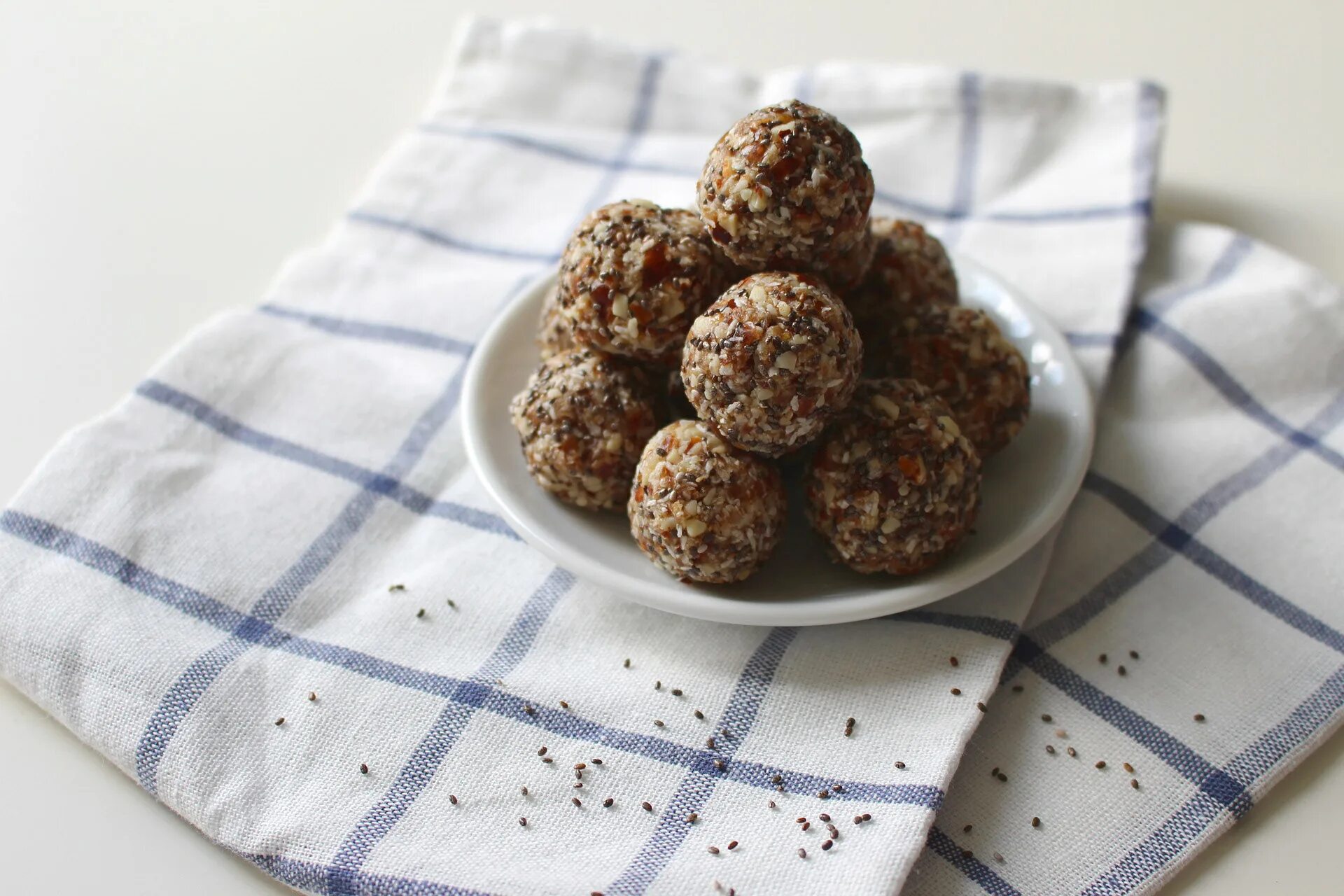 Nuts balls. Fruit balls. Фруктово ореховое печенье сыроедение. Кетопеченье сушеная ягода. Energy balls.