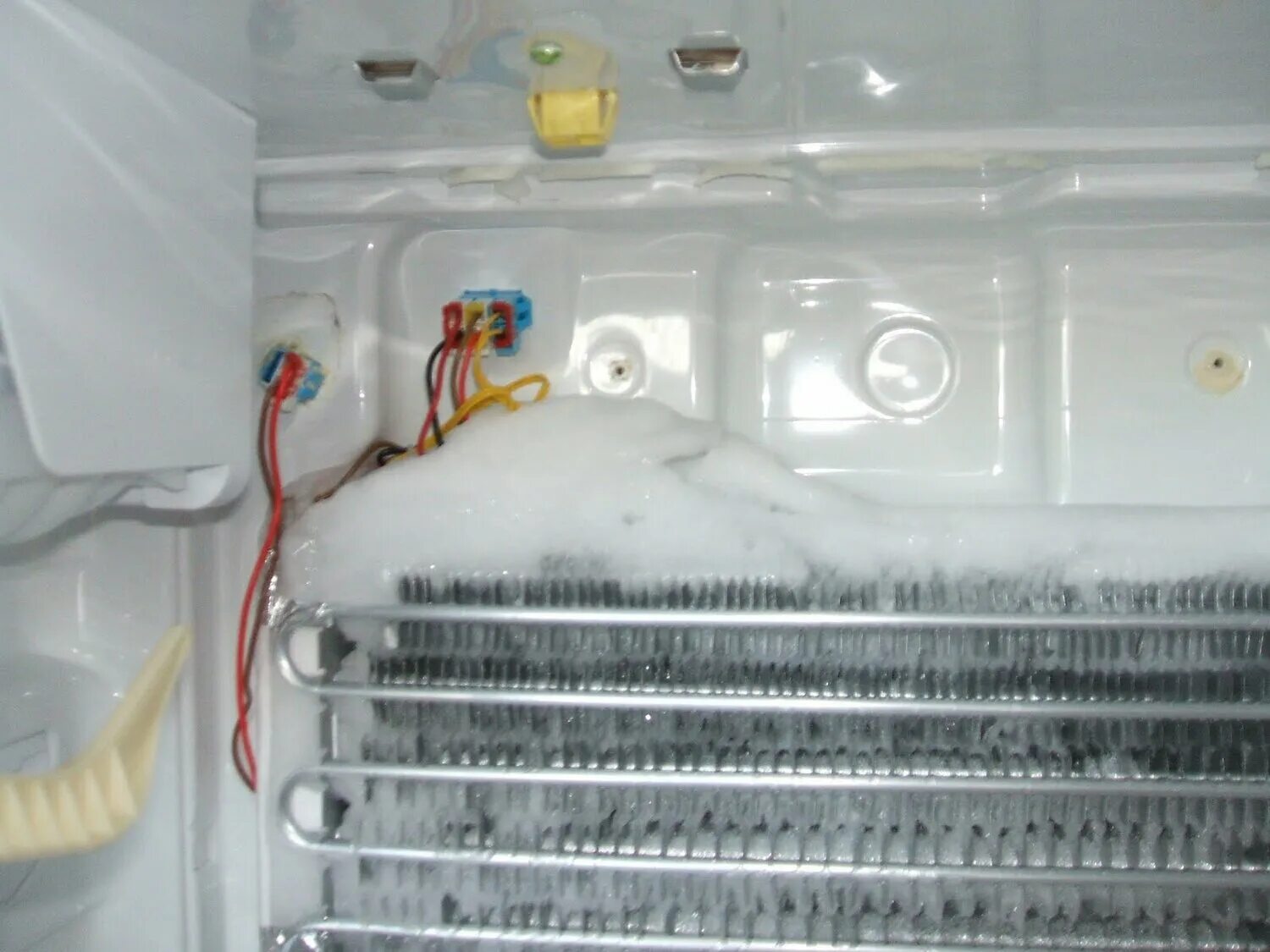 Холодильник после затопления. Холодильник самсунг утечка фреона. Испаритель самсунг ноу Фрост. Морозильная камера Индезит ноу Фрост реле. Холодильник Индезит вытек фреон.