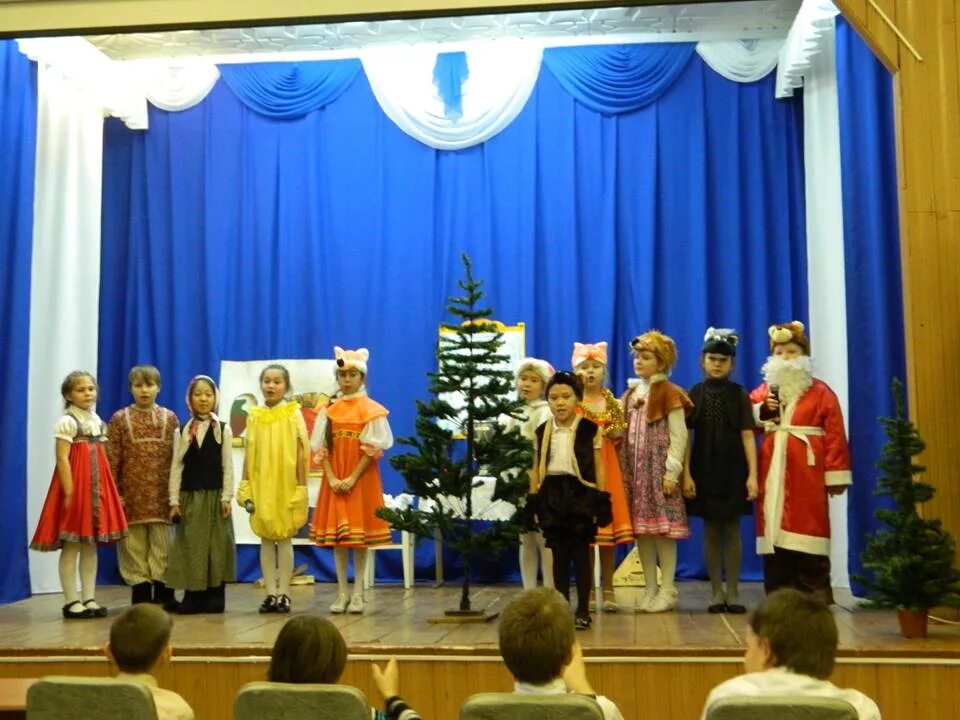 новый год на улице ухты. коневская школа балахнинский район. новогодние развлечения в ухте для детей. новогодняя сказка прошла в школе. мероприятие новогодняя сказка.