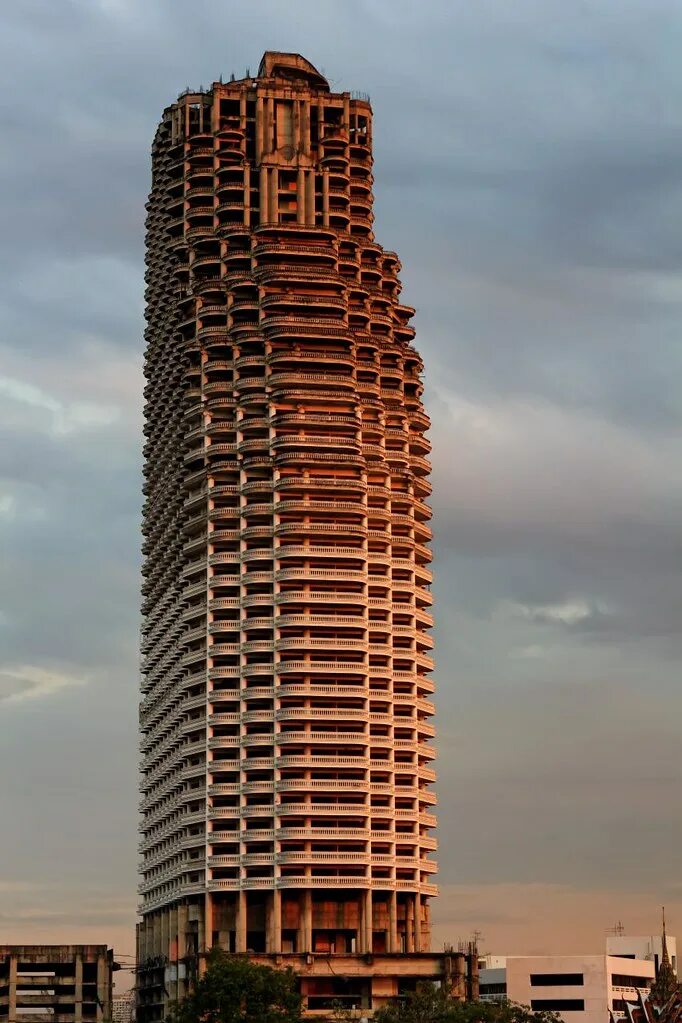 Unique tower. Небоскреб Sathorn unique. Саторн Юник Тауэр. Sathorn unique Tower Bangkok. Заброшенное здание Бангкок.