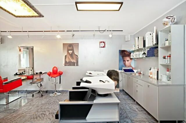 Холл в салоне красоты. Московская 22 саратов. Парикмахерская саратов проспект строителей. Салон красоты саратовская 22. Парковая 42 саратов парикмахерская.