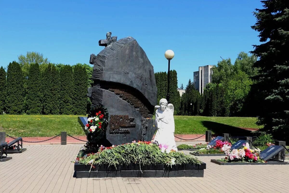 Город ниже курска. Памятник морякам АПРК «Курск». Курск памятник подводникам АПРК Курск. Памятник морякам подводникам в Курске. Памятник подводной лодке Курск в Курске.