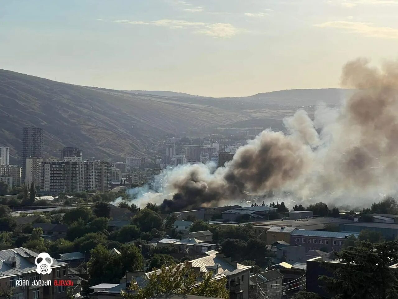 Горящий грузия. Пожары. Пожар в Грузии. Пожарные Тбилиси. Пожар в Тбилиси сейчас.