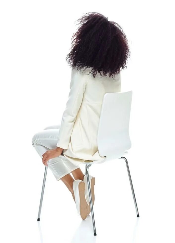 Девушка на высоком стуле. Девушка на стуле спиной. Девушка силит на столе спиной. Стуле спиной девушка. Сидит на стуле.