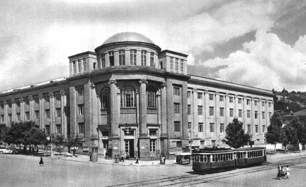 Гераци университет ереван. Университет имени мхитара гераци. Тернопольский экономический университет еревана. Медицинский в армении. Ереванский государственный университет логотип.