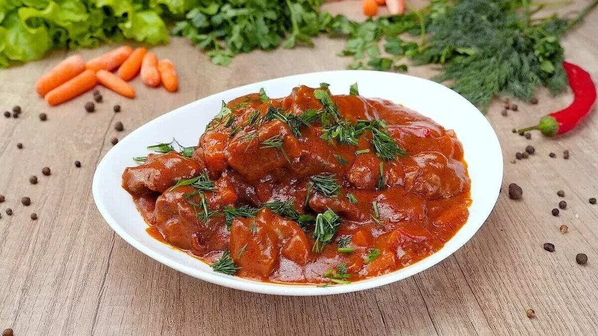 Вкусный простой подлив. Гуляш из говядины с подливкой. Гуляш из говядины с подливкой фото. Мясной гуляш с подливкой. Гуляш РЗ говядины с подливой.