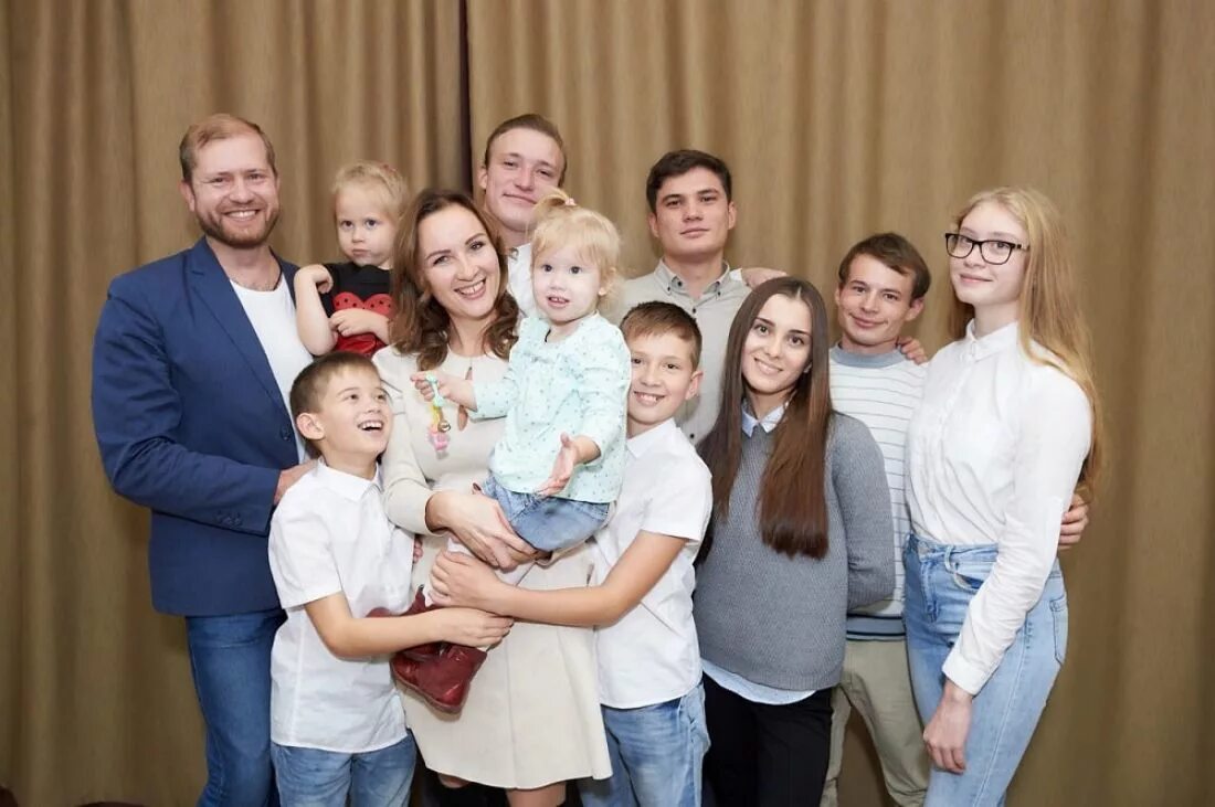 Многодетные усыновляют детей
